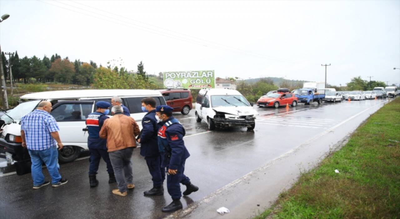 Sakarya’da zincirleme trafik kazasında 3 kişi yaralandı