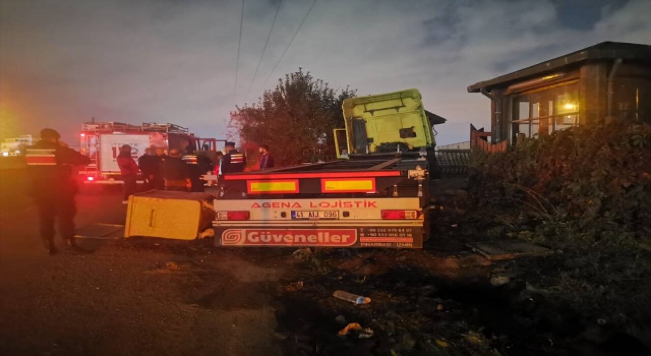 Kocaeli’de direğe çarpan tırın sürücüsü yaralandı