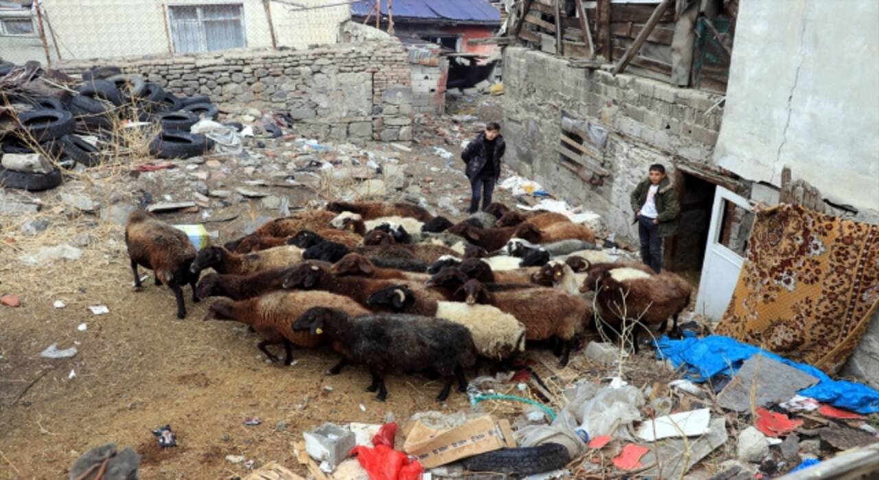 Erzurum’da çıkan yangın eski İller Bankası binası ile bir yurdun çatısına sıçradı