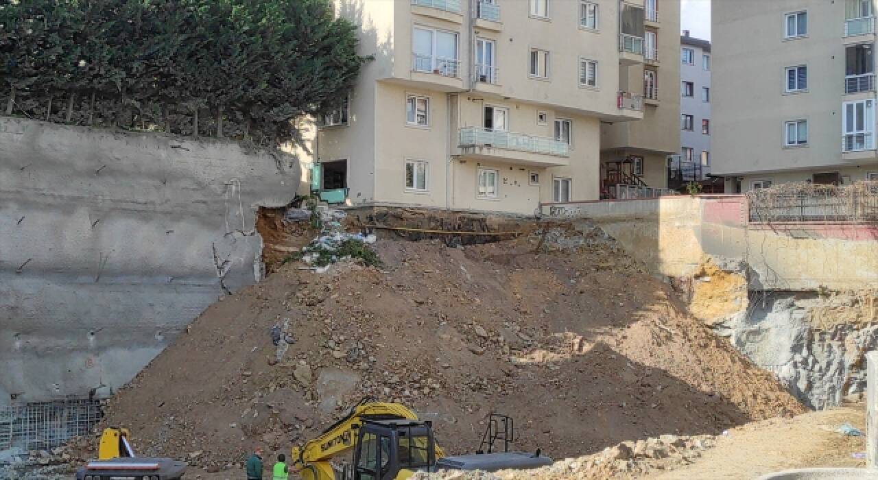 Üsküdar’da istinat duvarı çöktü