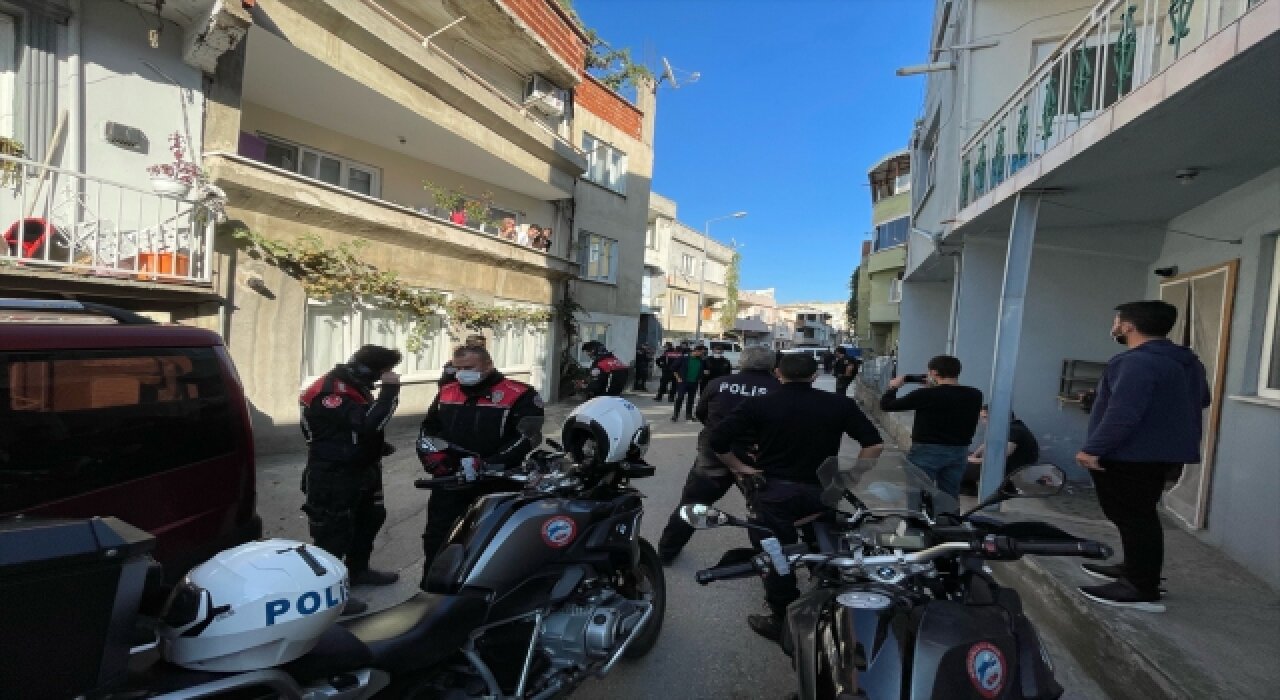 Bursa’da tüfekle çatıya çıkıp polise kafa tuttu