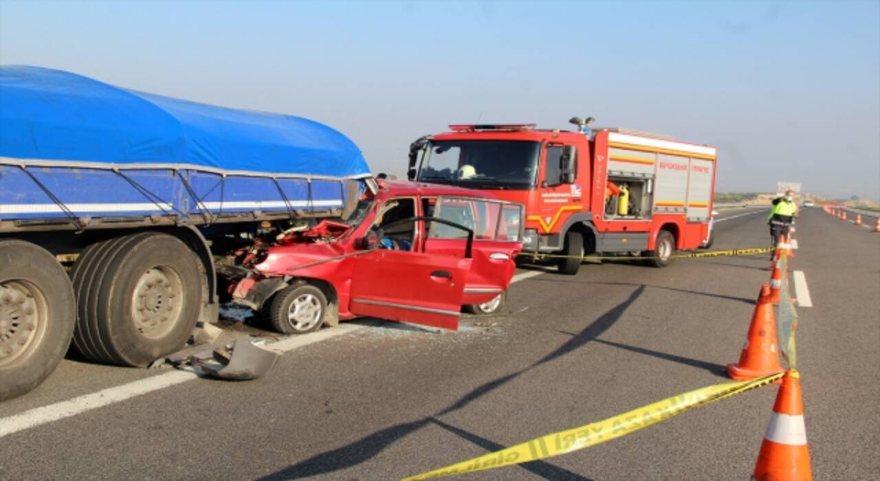 Manisa’da park halindeki tıra çarpan otomobilin sürücüsü öldü