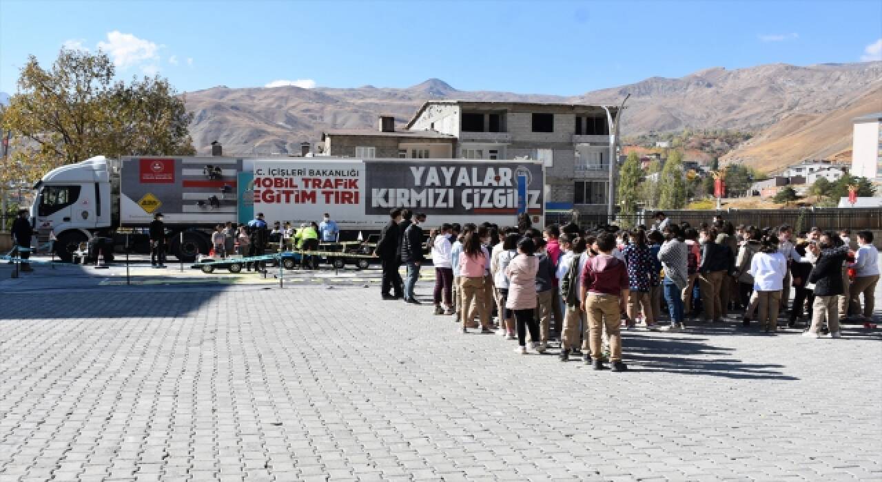 Hakkari’de ”Mobil Trafik Eğitim Tırı” öğrencilere eğitim verdi