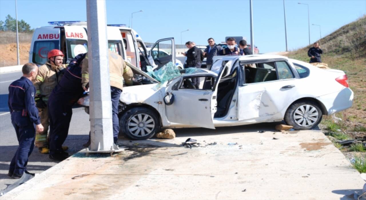 Tuzla’da virajı alamayarak devrilen otomobildeki 2 kişi yaralandı