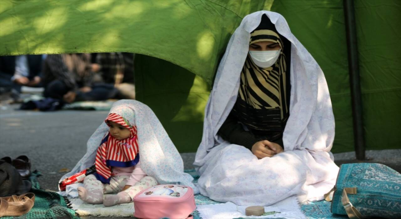 Tahran’da yaklaşık 2 yıl sonra ilk cuma namazı kılındı