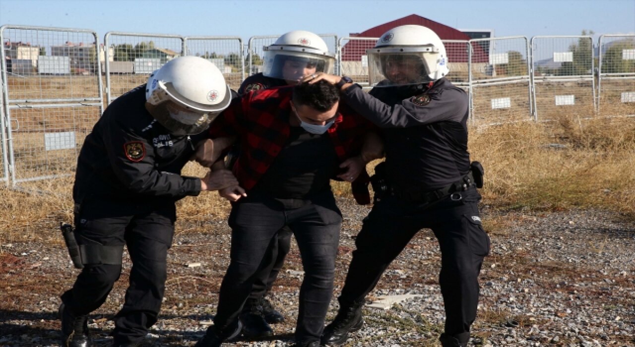 Muş’ta polislerin ”toplumsal olaylara müdahale tatbikatı” gerçeği aratmadı