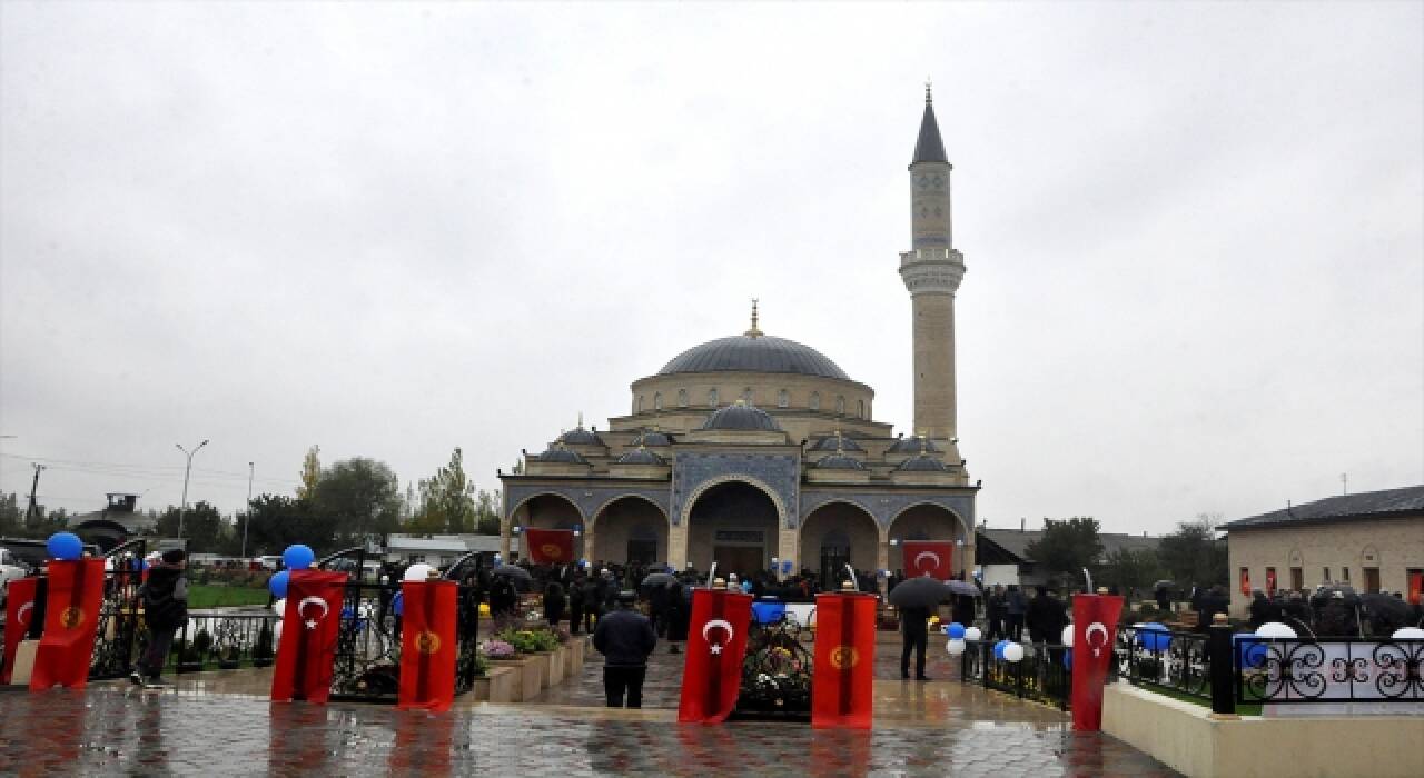 Kırgızistan’da İmam Serahsi Camisi ve Külliyesi dualarla ibadete açıldı