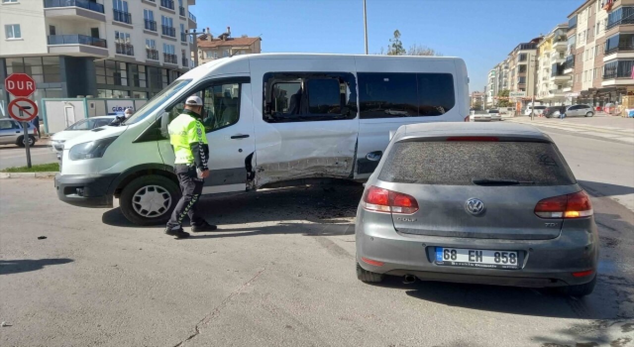 Aksaray’da öğrenci servisiyle otomobil çarpıştı, 7’si öğrenci 10 kişi yaralandı