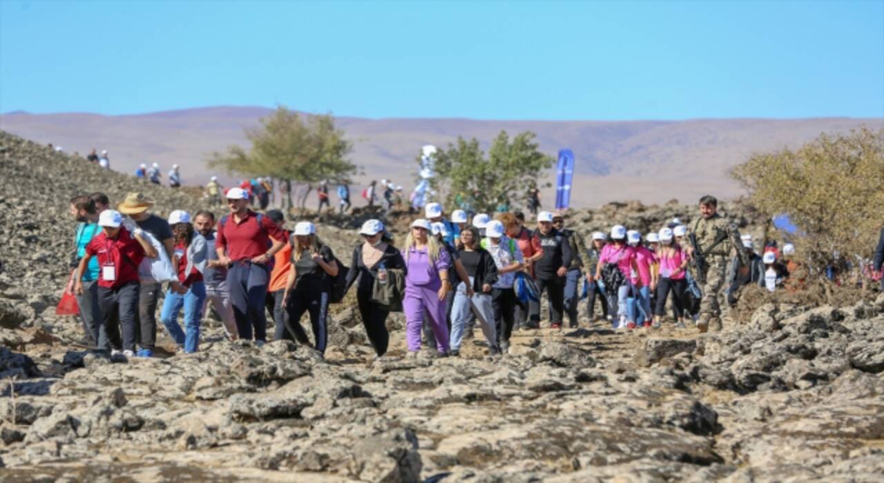 Lav yolunda doğa yürüyüşü