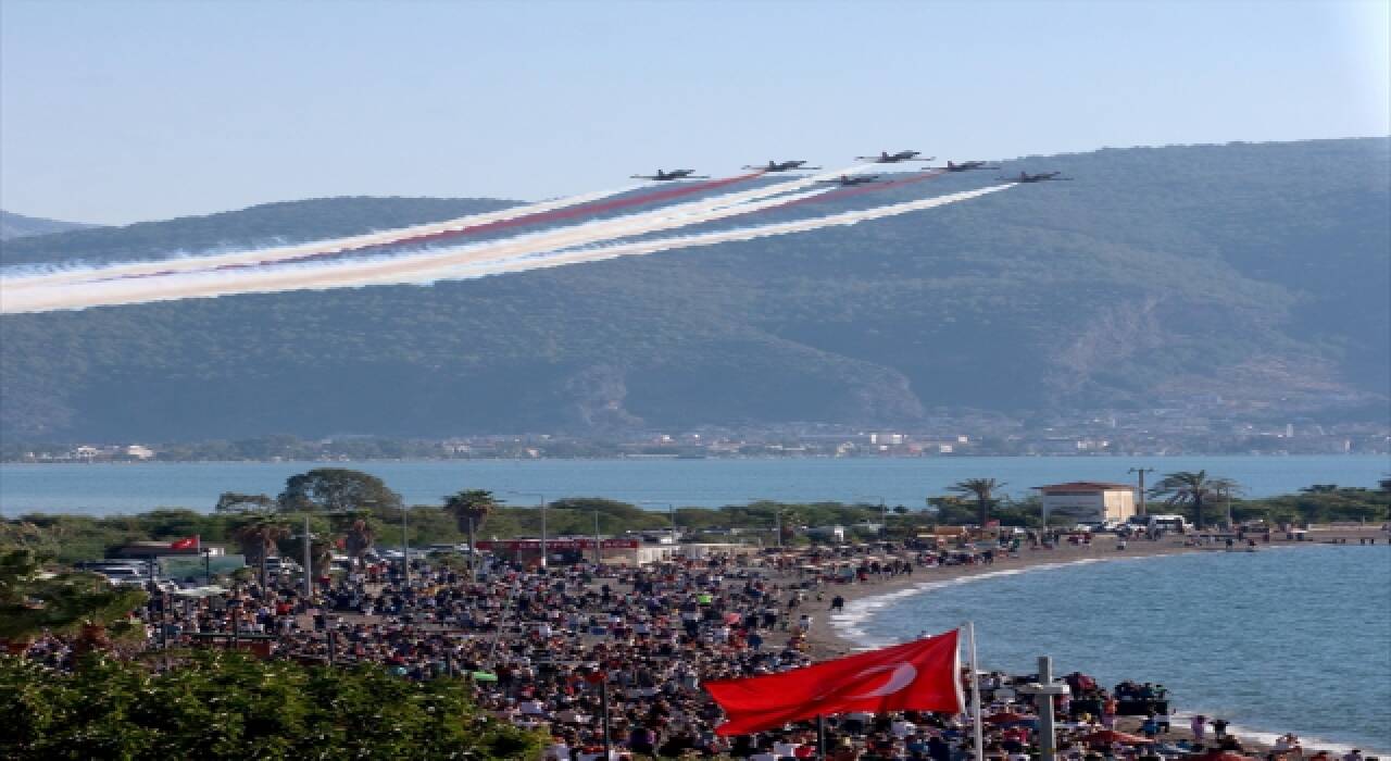 Türk Yıldızları, Fethiye’de gösteri uçuşu yaptı