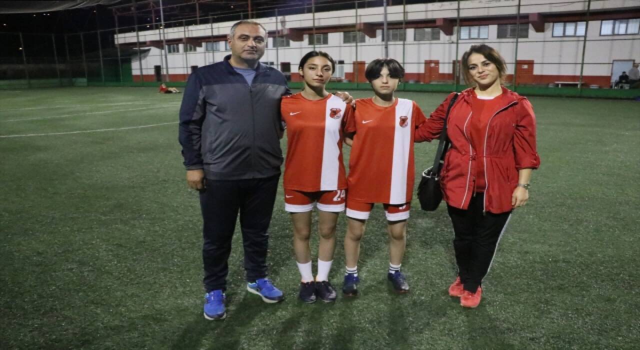 Tek yumurta ikizi kız kardeşlerin hedefi futbolda milli forma