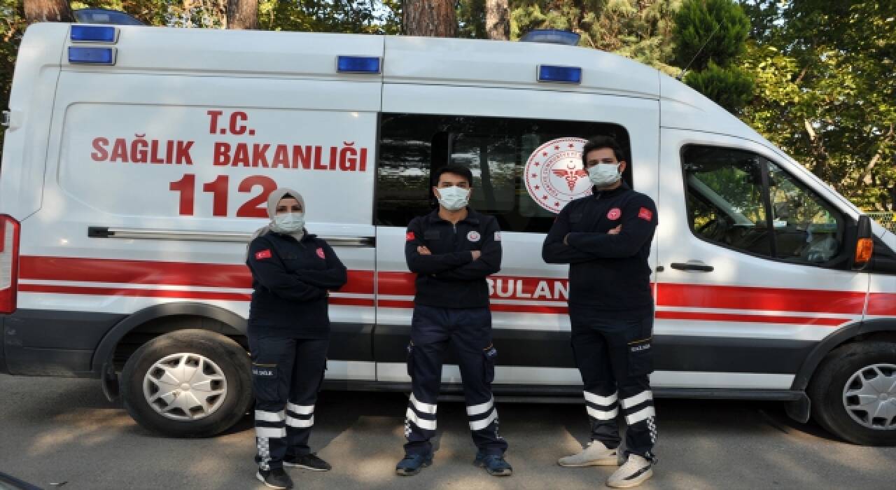 Denizli’de sağlık çalışanları yangında dumandan etkilenen 7 kediye müdahale etti