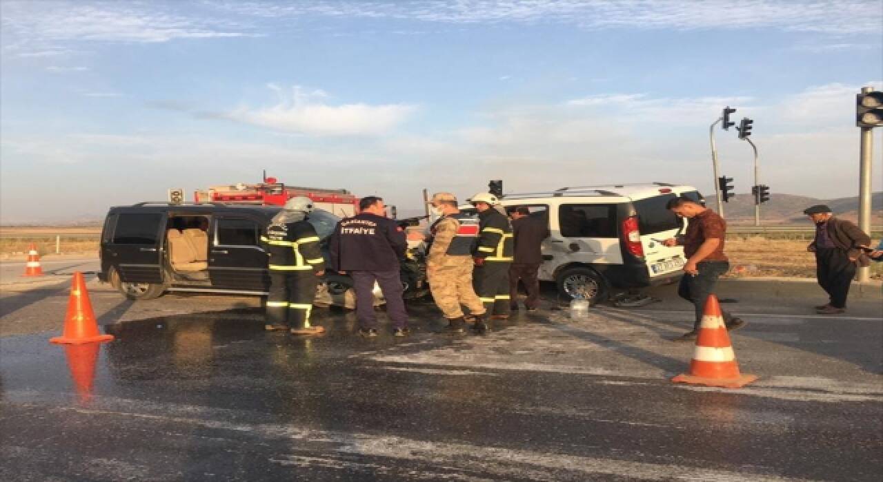 Gaziantep’te iki hafif ticari aracın çarpıştığı kazada 3 kişi yaralandı