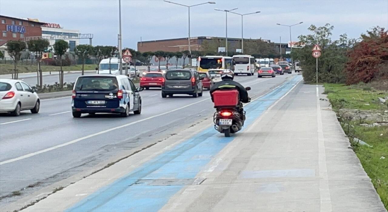 Esenyurt’ta araçlar, yayaların can güvenliğini tehlikeye atıyor