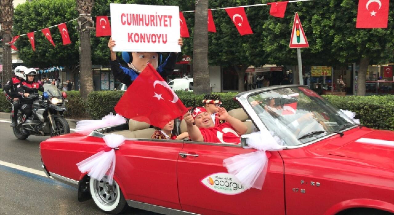 Adana’da engelli çocuklar Cumhuriyet Bayramı’nı polis kortejiyle kutladı