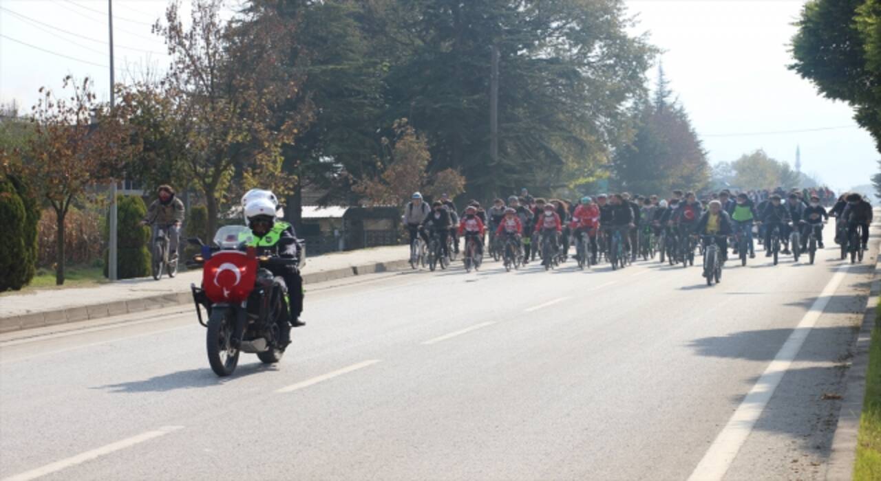 Bolu’da 400 kişi ”Cumhuriyet” için pedal çevirdi