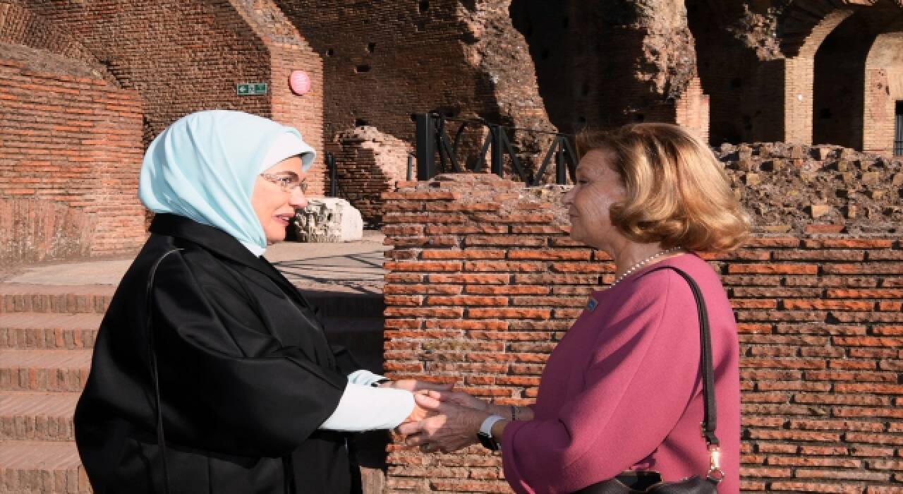 Emine Erdoğan, G20 Liderler Zirvesi’nin yapıldığı Roma’da lider eşleriyle bir araya geldi