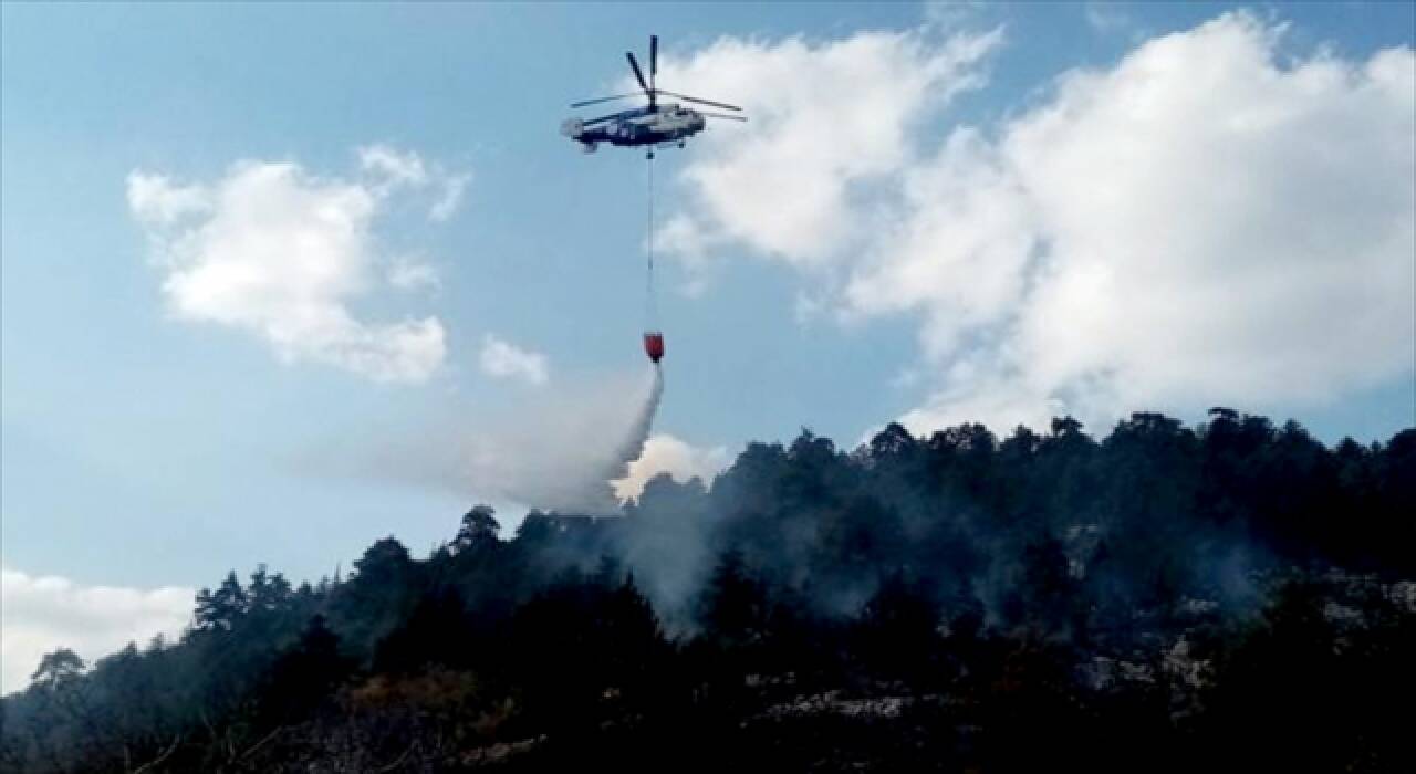 Mersin’de evden ağaçlık alana sıçrayan yangın söndürüldü