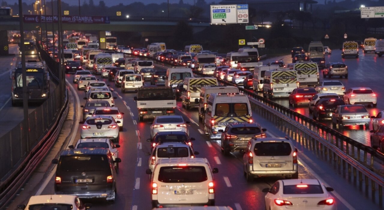 İstanbul’da haftanın ilk iş gününde trafik tıkandı