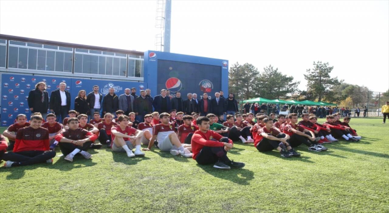 ”Pepsi Yıldız Futbolcu Seminerleri”nin ilki Eskişehir’de gerçekleştirildi