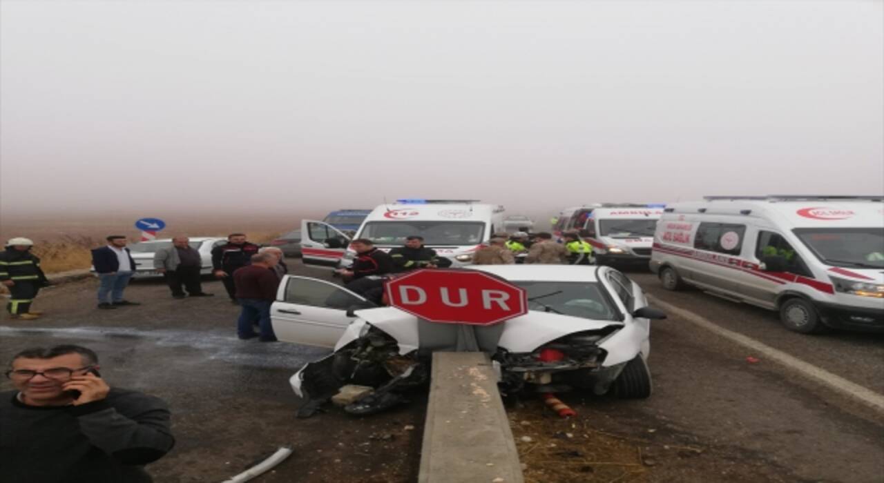 Adıyaman’da otomobil bariyere çarptı