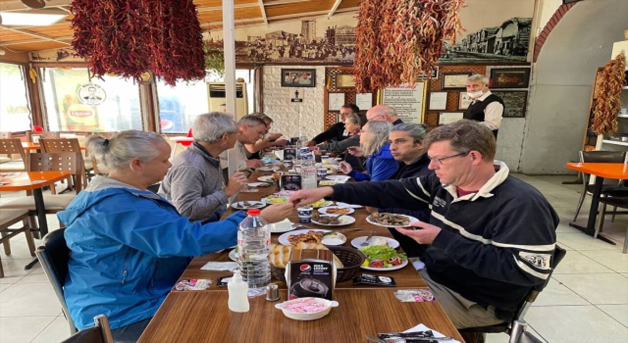 Edirne’ye gelen ABD’li turistler ilk kez tattıkları tava ciğere tam puan verdi