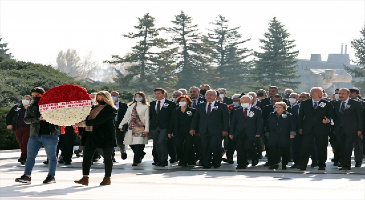 Eski başbakanlardan Bülent Ecevit vefatının 15’inci yılında kabri başında anıldı