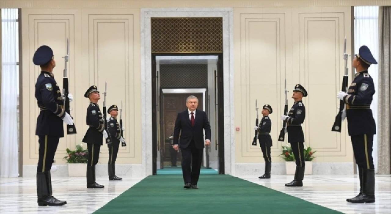 Özbekistan’da cumhurbaşkanı seçiminin galibi Mirziyoyev, yemin ederek görevine başladı