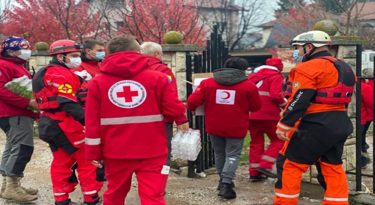 Türk Kızılaydan Bosna Hersek’te sel bölgelerindeki ekiplere gıda ve su yardımı