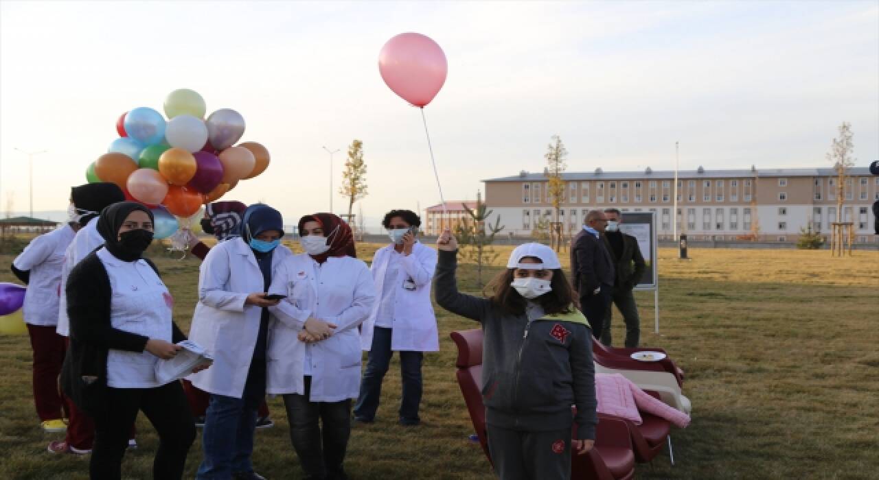 Sağlıkçılar organ bağışı için rengarenk balon ve fenerleri gökyüzüne bıraktı