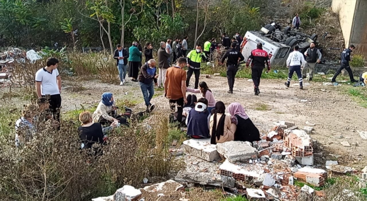 Kocaeli’de öğrenci servisi dere yatağına devrildi