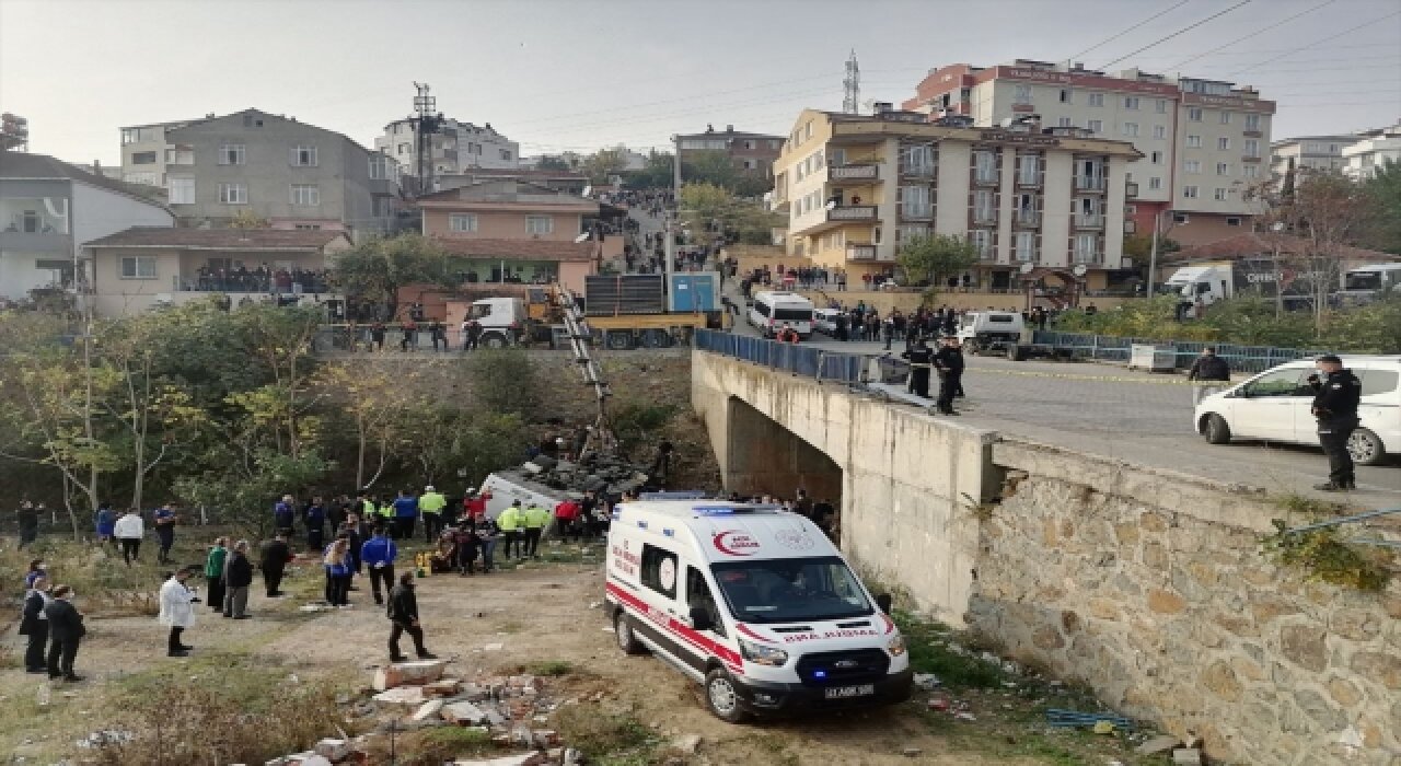 GÜNCELLEME 2  Kocaeli’de öğrenci servisi dere yatağına devrildi