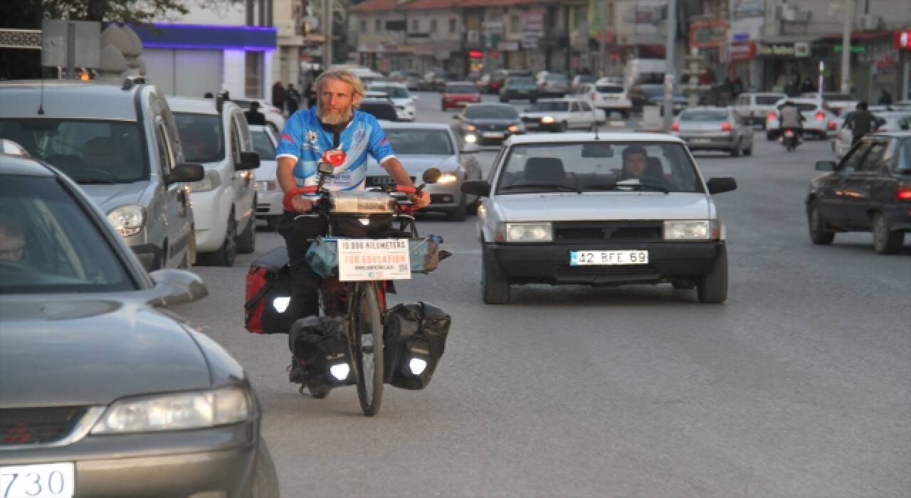 Afrikalı çocuklar için pedal çevirdi!