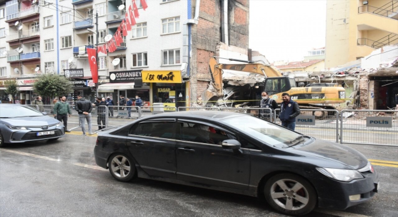 Malatya’da çöken binanın bulunduğu cadde trafiğe açıldı