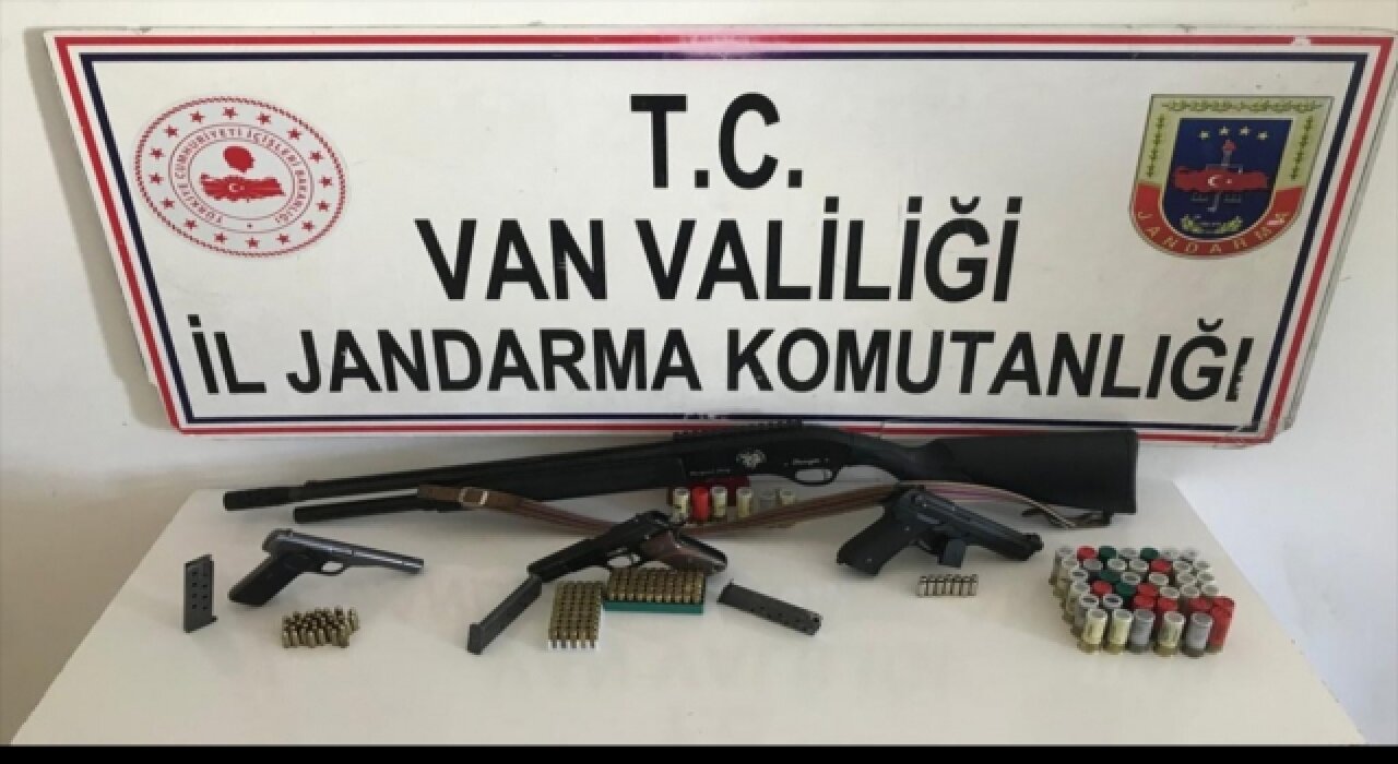 Van’da ruhsatsız silah ve fişek ele geçirildi