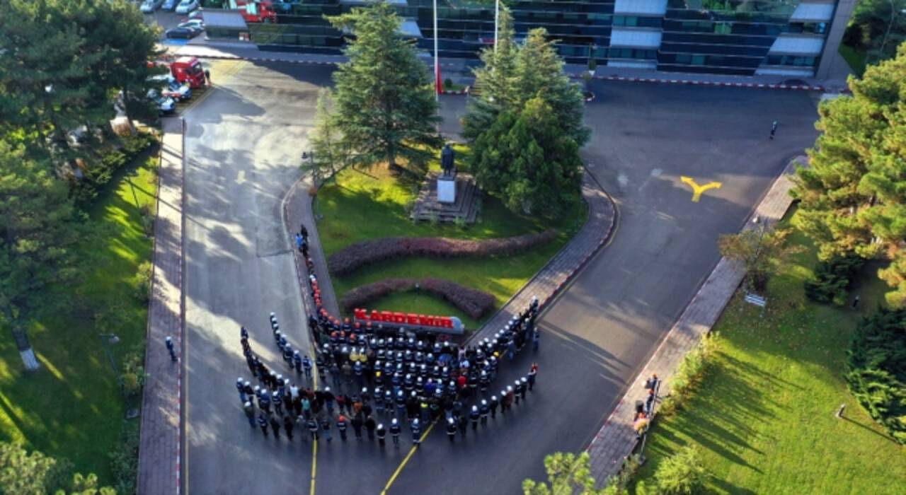 Karabük’te çelik işçileri ve sağlık personelinden Ata'ya saygı duruşu!