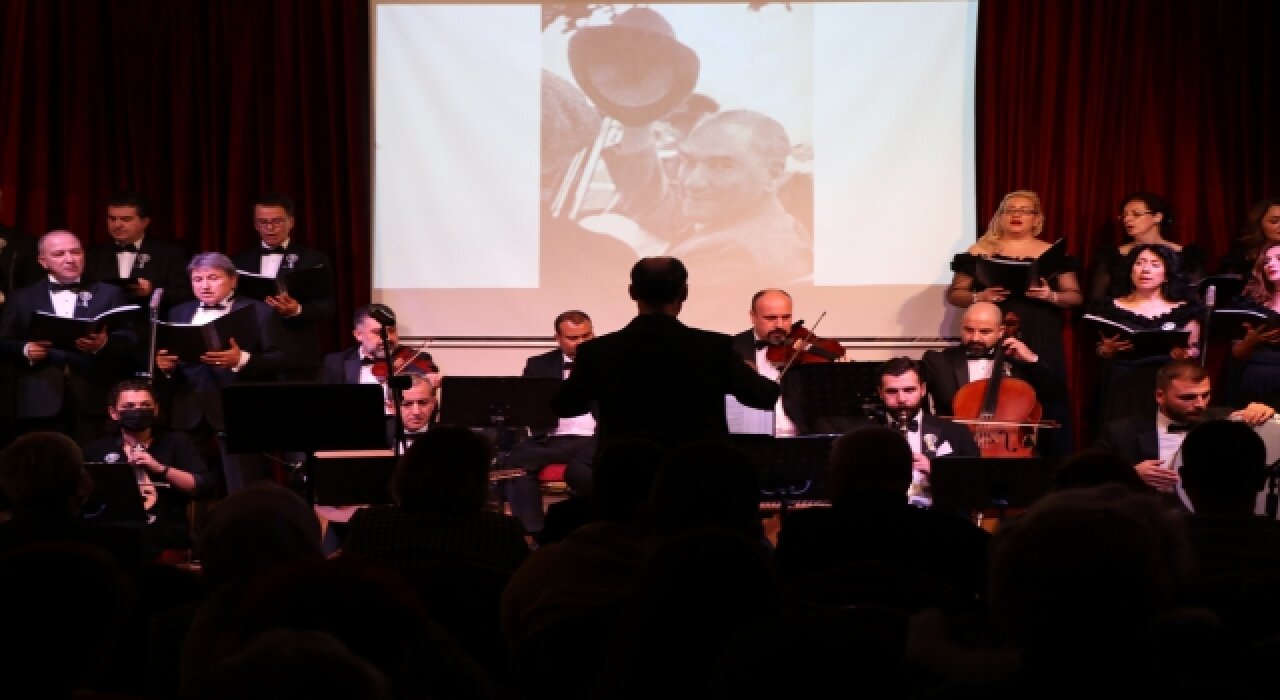 Edirne’de Büyük Önder Atatürk, halkla buluştuğu salonda düzenlenen konserle anıldı