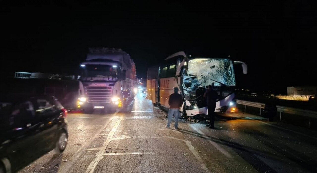 Afyonkarahisar’da Otobüs tıra arkadan çarptı!