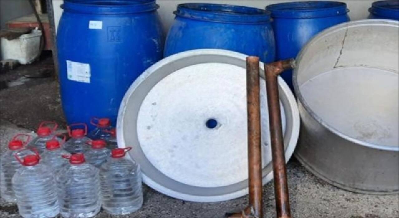 Adana’da 1720 litre sahte içki ele geçirildi