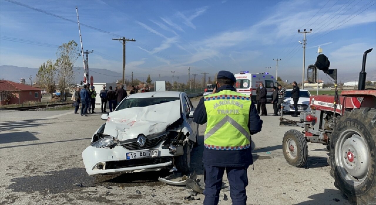 Erzincan’da traktöre çarpan otomobildeki 5 kişi yaralandı