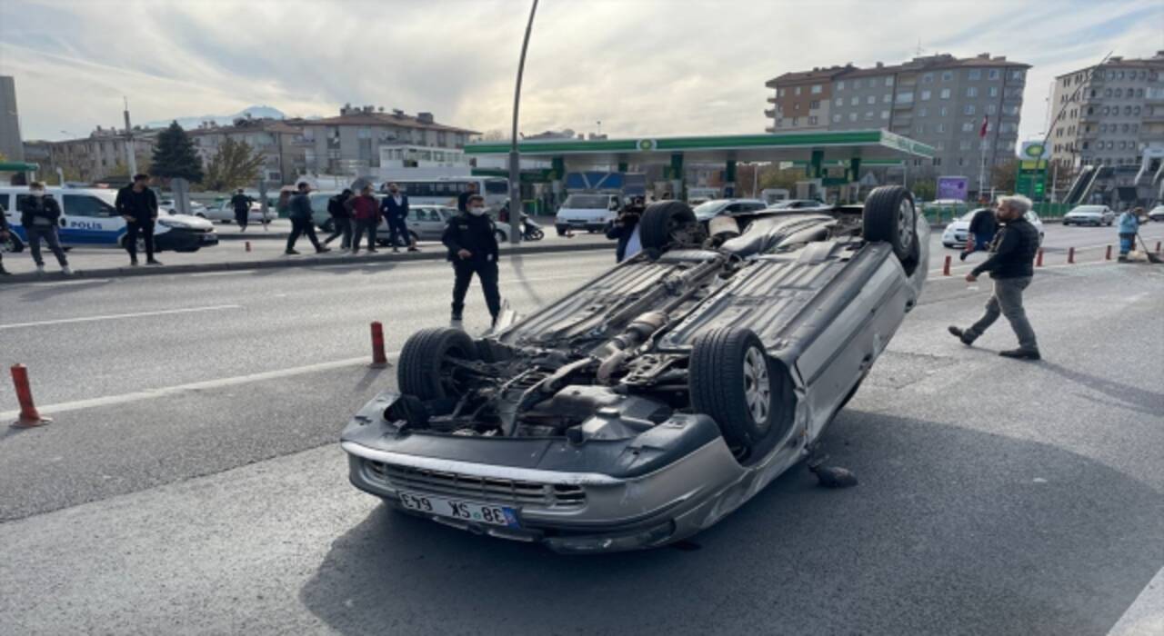 Kayseri'de otomobil devrildi