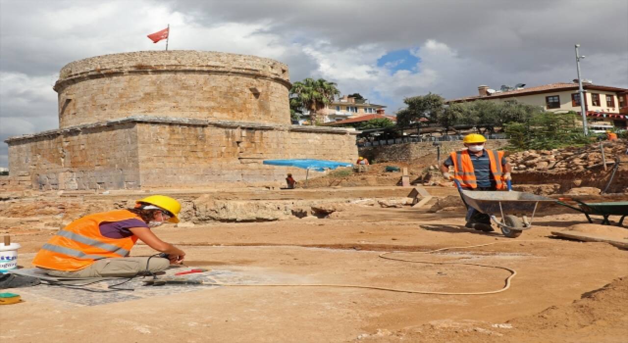 Antalya’nın simgelerinden Hıdırlık Kulesi’ndeki kazılarda yeni buluntulara rastlandı