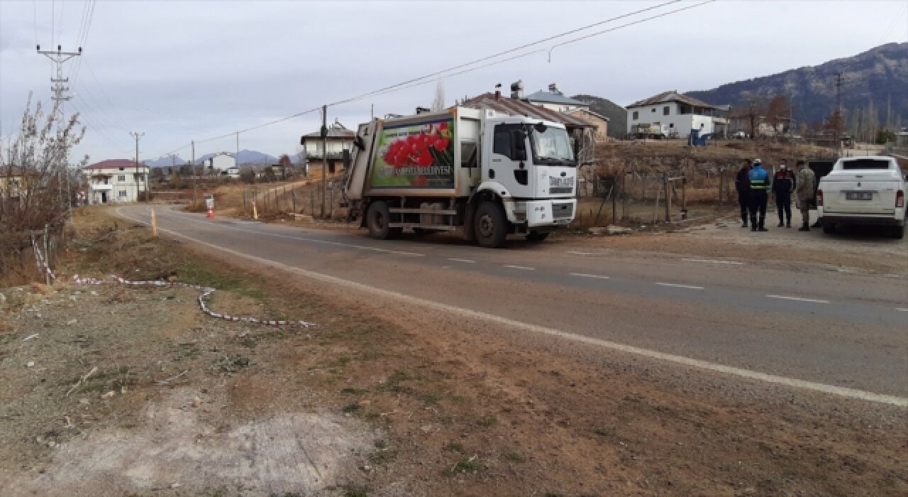 Çöp kamyonunun altında kaldı, yaşamını yitirdi