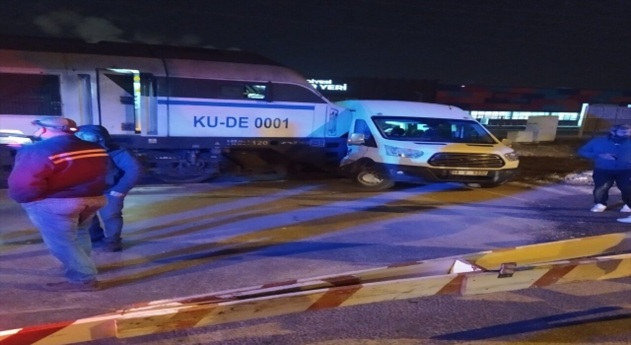 Bilecik’te yük treni ile servis minibüsü çarpıştı