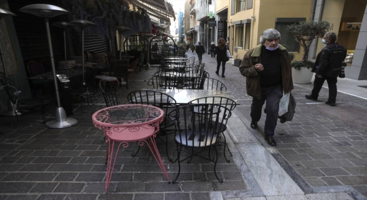 Yunanistan’da çoğu lokanta ve kafe Kovid19 kısıtlamaları nedeniyle kepenk kapattı