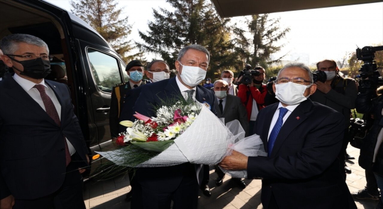 Milli Savunma Bakanı Akar, Kayseri Büyükşehir Belediyesini ziyaret etti