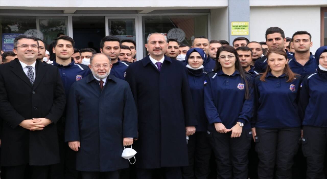 Adalet Bakanı Gül 'Rehberiniz daima hukuk olsun ve daima korumanız gereken kırmızı çizginiz insan onuru ve haysiyeti olsun.'