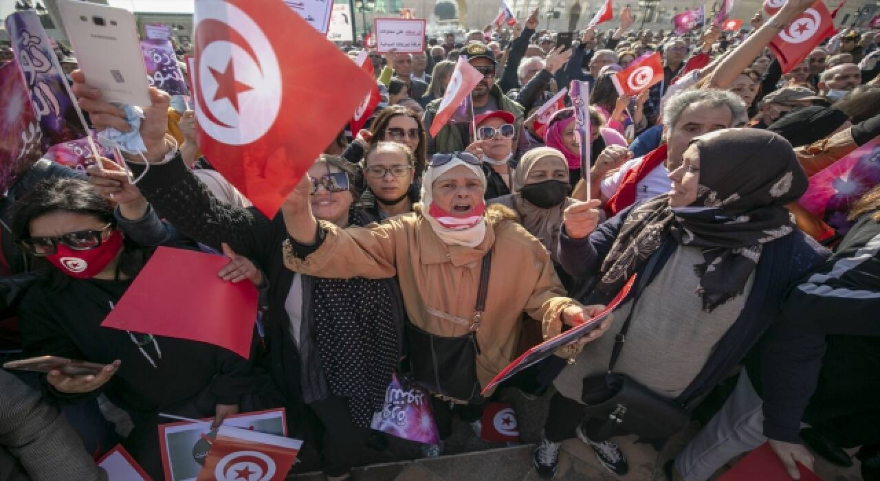 Tunus’ta parlamentonun açılması ve erken seçim talebiyle gösteri yapıldı