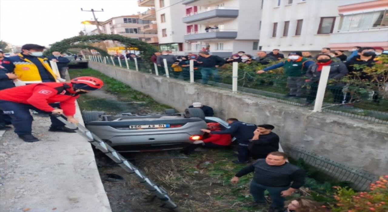 Balıkesir’de su kanalına devrilen otomobildeki 3 kişi yaralandı