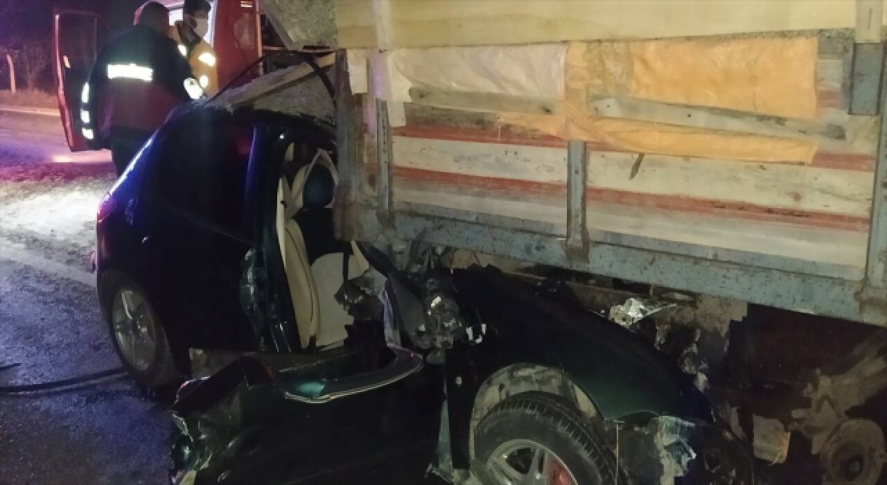 Tokat’ta traktöre çarpan otomobilin sürücüsü öldü, bir kişi yaralandı